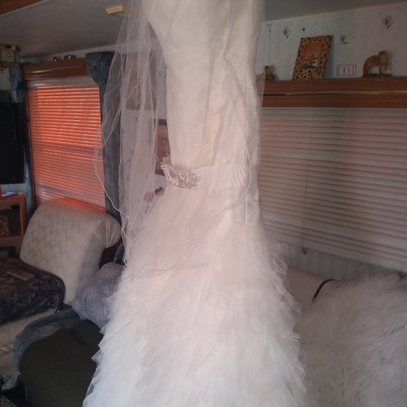 Wedding dress - Picture 3 of 8